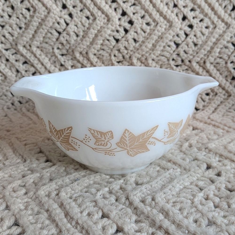Pyrex Sandalwood Cinderella Mixing Bowl 1.5 Pint White Tan Ivy 441 Vintage